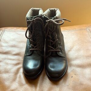 Beautiful green leather Taos side zip boots